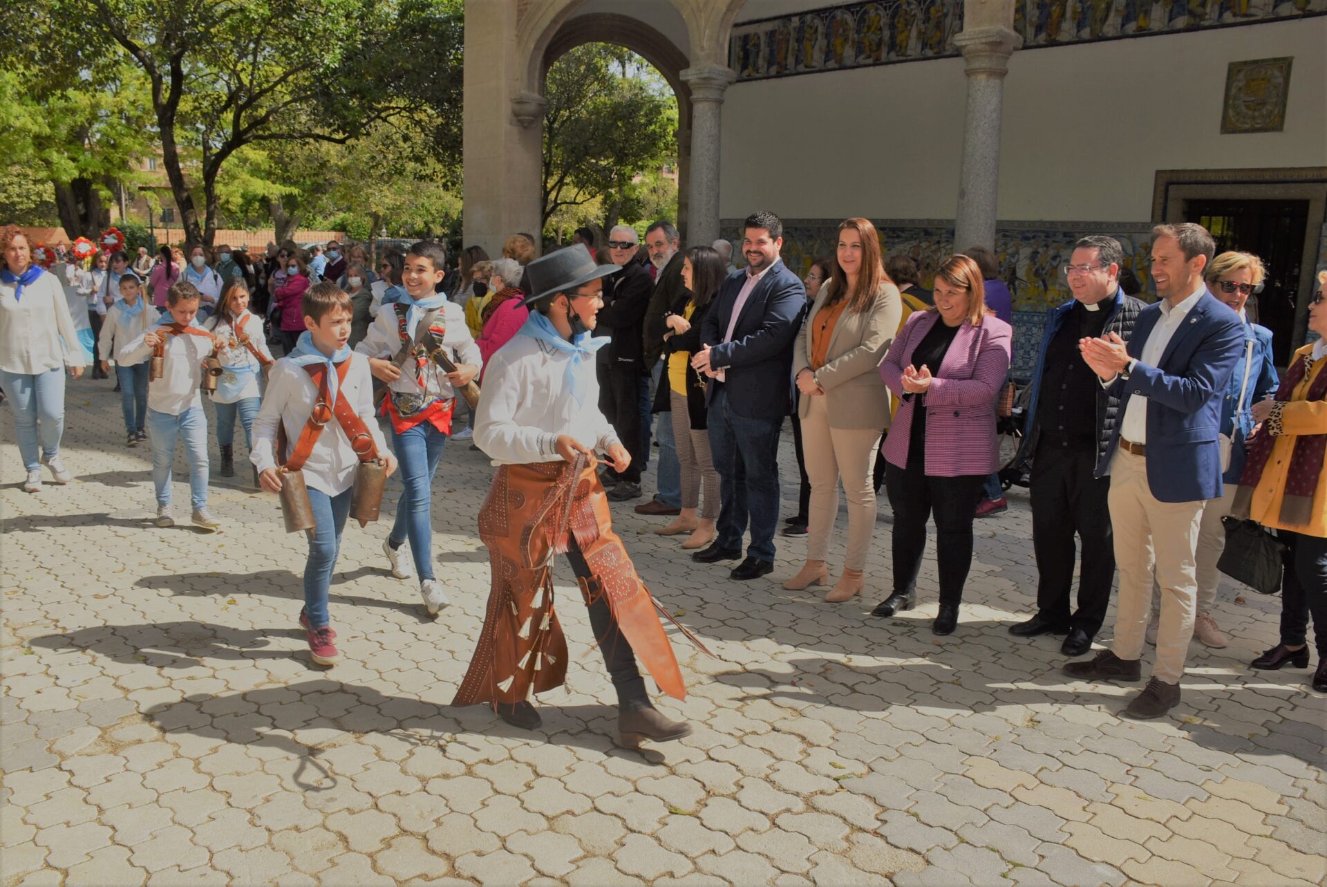 Tita García Élez agradece a los 2.700 escolares su participación en la Mondilla como “futuro de las Mondas y portadores de la tradición”